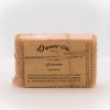 Savon fabriqué main à partir de saindoux bio, laisse une sensation onctueuse par ssa mousse riche et abondante.