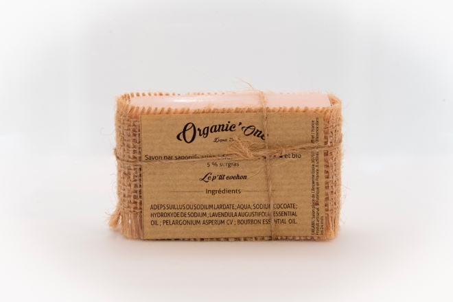 Savon fabriqué main à partir de saindoux bio, laisse une sensation onctueuse par ssa mousse riche et abondante.