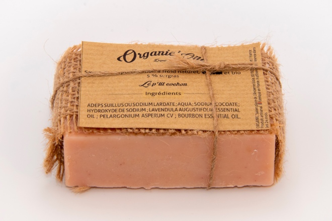 Savon fabriqué main à partir de saindoux bio, laisse une sensation onctueuse par ssa mousse riche et abondante.